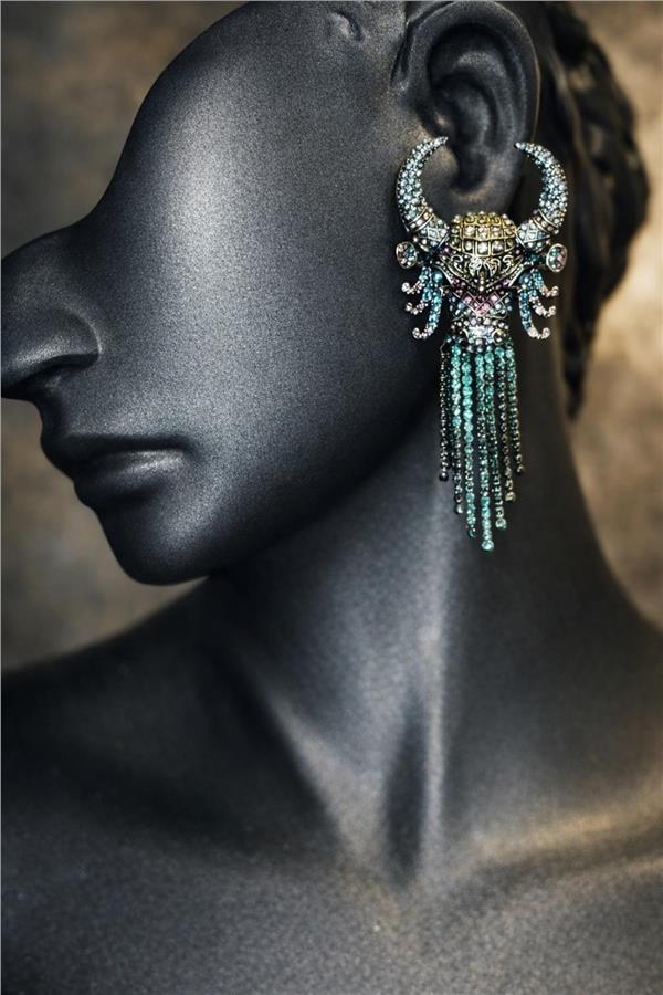 Dina Boğa Figürlü Sallantılı Taşlı Küpe